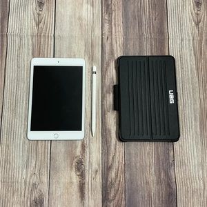 Apple iPad Mini (5th Generation) 64GB, with Apple Pencil and Case